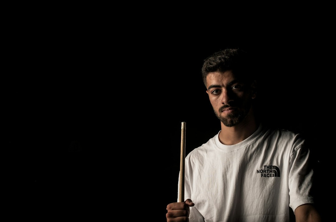 Retrato de estúdio de uma jornalista de dados portuguesa jovem