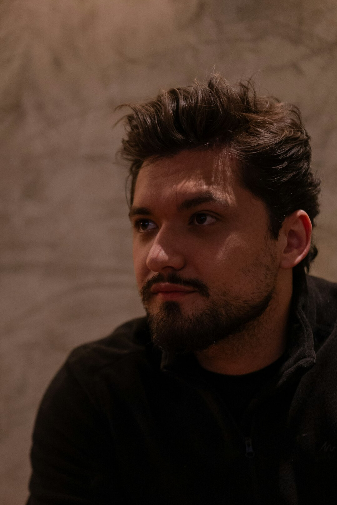 Retrato de estúdio de uma jornalista portuguesa de meia-idade sorrindo ligeiramente