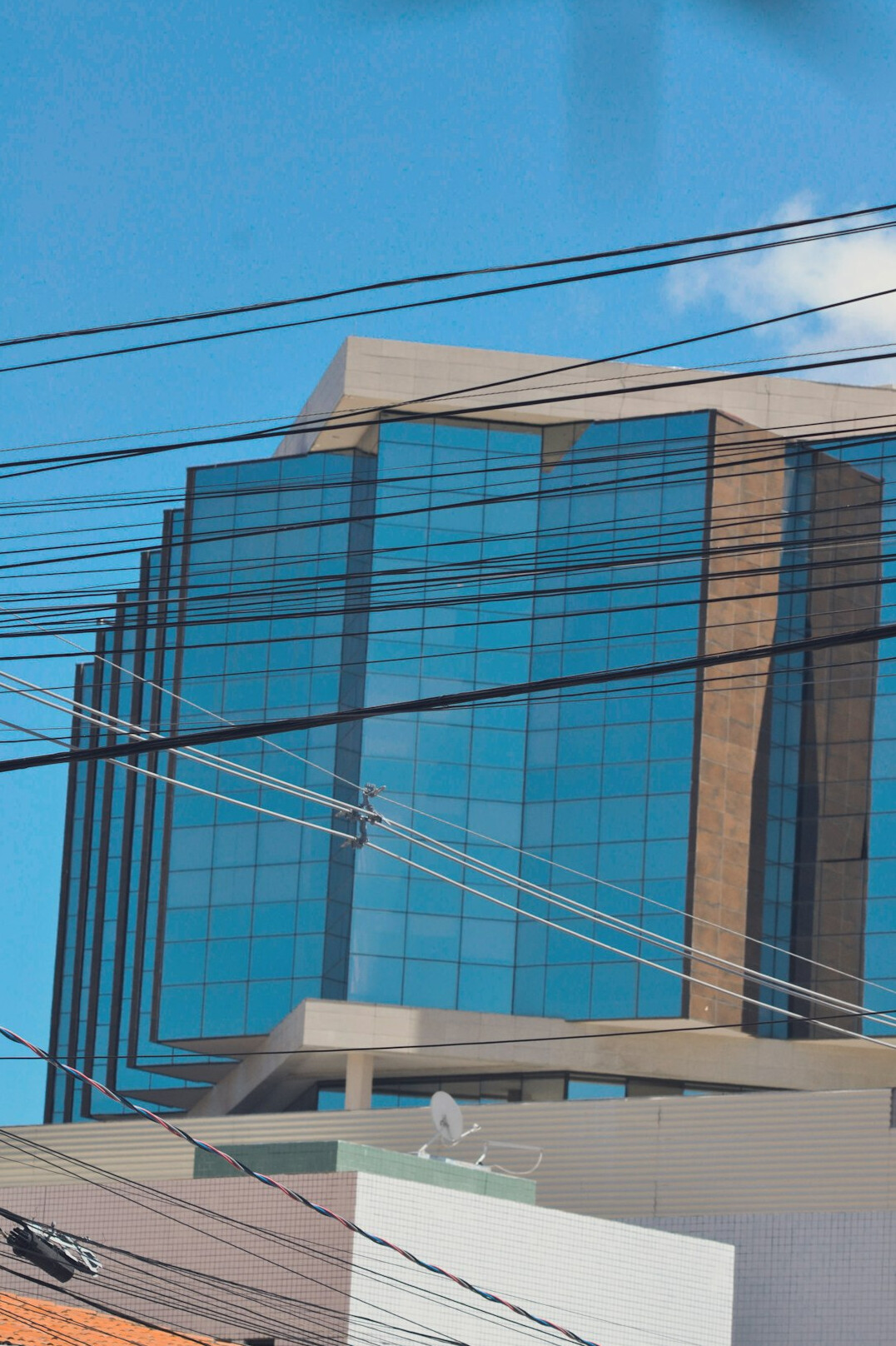 Fachada de vidro de um edifício sede de um banco suíço